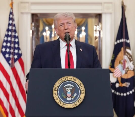 “Abram a porra do estreito, seus bastardos loucos”, diz Trump .