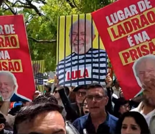 Portugueses e brasileiros protestam contra Lula em Lisboa