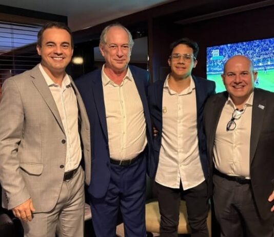 Capitão Wagner e Roberto Cláudio têm reunião de alinhamento com Ciro Gomes para anunciar decisão sobre candidatura a governador.