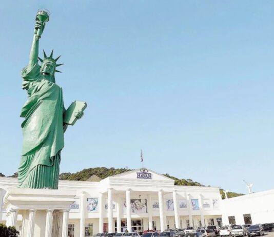 MPMA aciona a Justiça contra estátua da Havan por “poluição visual”.
