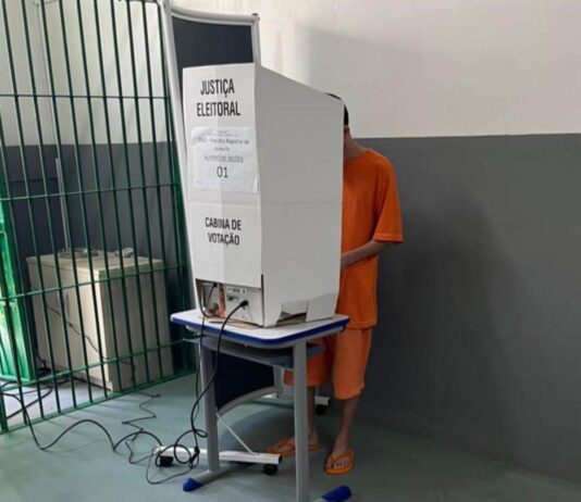 TSE mantém direito de preso provisório votar em 2026, mesmo após aprovação de lei Antifacção.