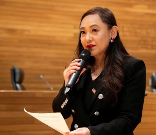 Prefeita nos EUA renuncia após admitir ser agente da China