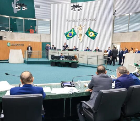 Elmano de Freitas envia LDO 2027 à Alece com redução de 13% nos investimentos.