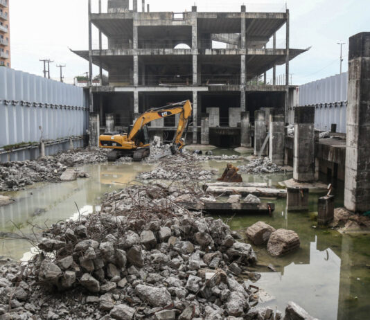 Desperdício de dinheiro público: UFC realiza demolições no antigo Acquario para Campus Iracema