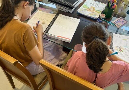 Filhas de casal condenado por ensino domiciliar leem 30 livros por ano; média do Brasil é 5,6