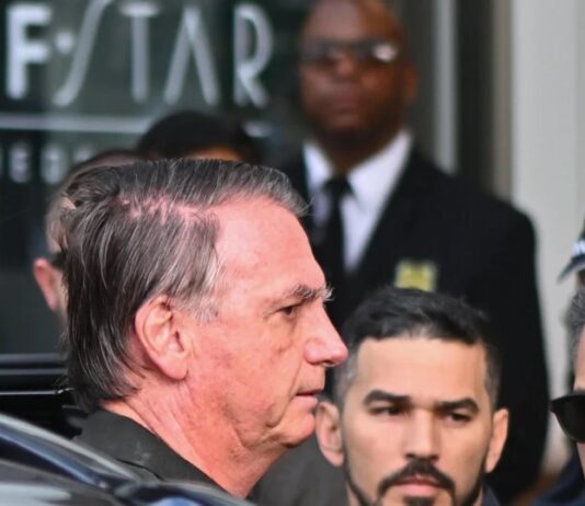 Bolsonaro tem alta após cirurgia no ombro e volta para casa.