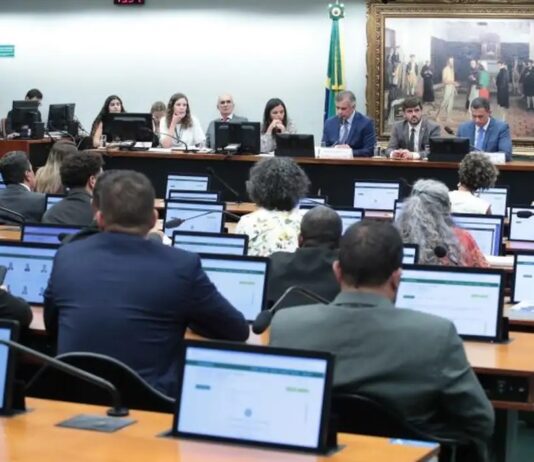 CCJ da Câmara adia análise de PEC sobre redução da maioridade penal