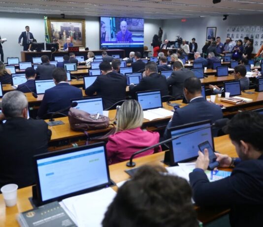 CCJ retoma debate sobre redução da maioridade penal
