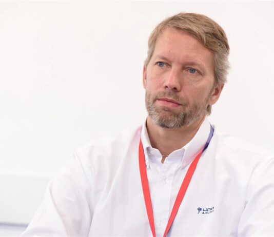 CEO da Latam afirma que, se escala 6×1 for aprovada, “Brasil não terá mais voo internacional”