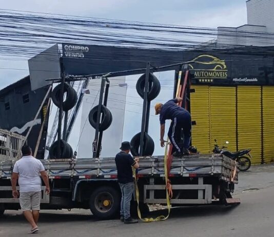Pelo menos 15 carros já caíram em buraco no Presidente Kennedy, em Fortaleza.