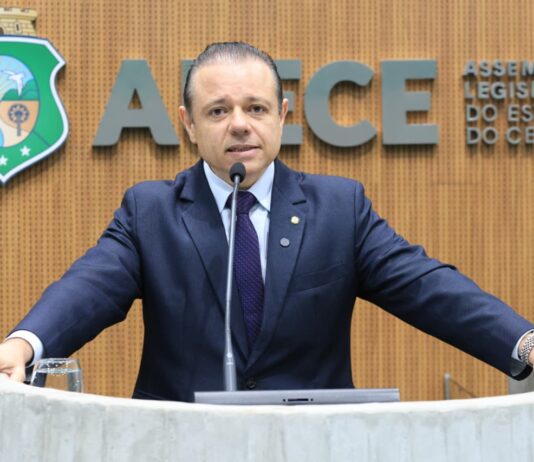 Deputado Cláudio Pinho cobra explicações após cratera na CE-025: “o governo não tem uma marca”