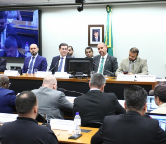 Comissão da Câmara aprova convite a delegado da PF para esclarecer atuação em prisão de Ramagem