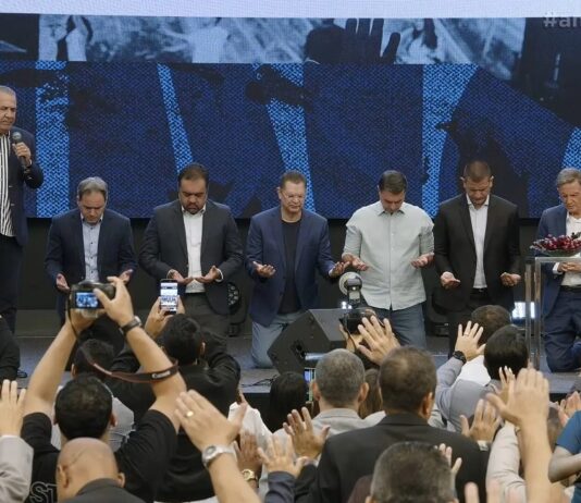 Flávio Bolsonaro é alvo de pedido de inelegibilidade por participação em culto de Malafaia