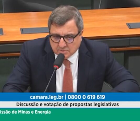 Danilo Forte apresenta relatório e aponta risco de prejuízo de até R$ 500 bilhões em leilão de energia promovido pelo governo Lula.