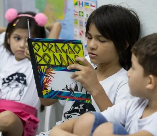 53% das famílias do Ceará nunca ou raramente leem livros para as crianças, diz pesquisa.