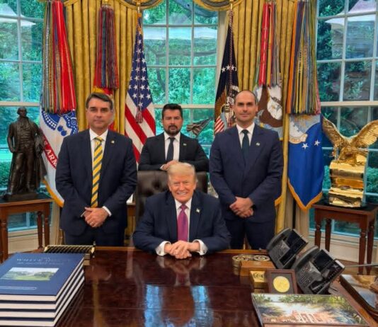Flávio Bolsonaro tem reunião com presidente Donald Trump