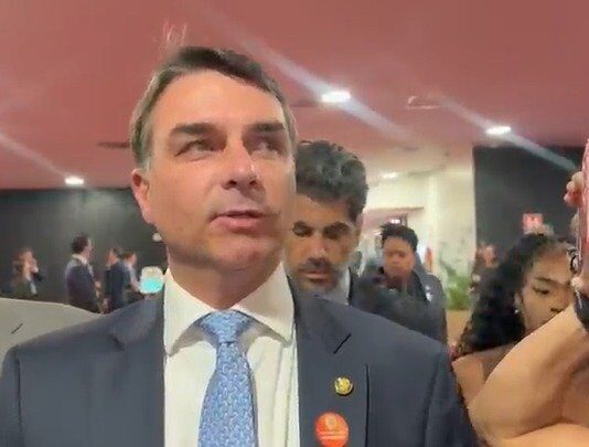 Flávio Bolsonaro na posse de Nunes Marques: “Espero um TSE imparcial”