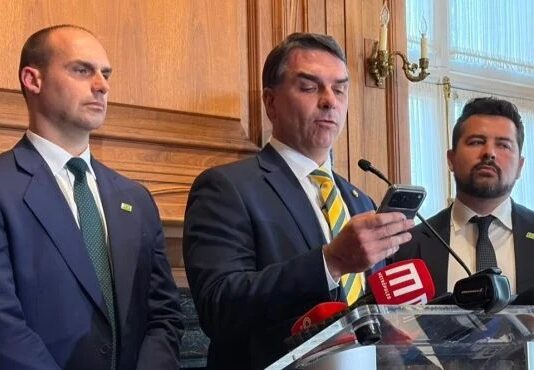 Embaixada do Brasil negou suporte para Flávio atender imprensa