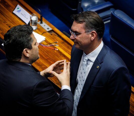 Alcolumbre sinaliza à oposição pautar impeachment de ministros do STF por apoio à reeleição