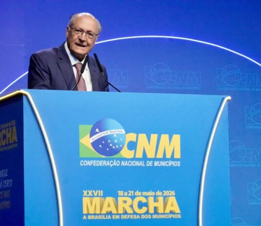 Representando Lula, Alckmin é vaiado na abertura de evento com prefeitos em Brasília