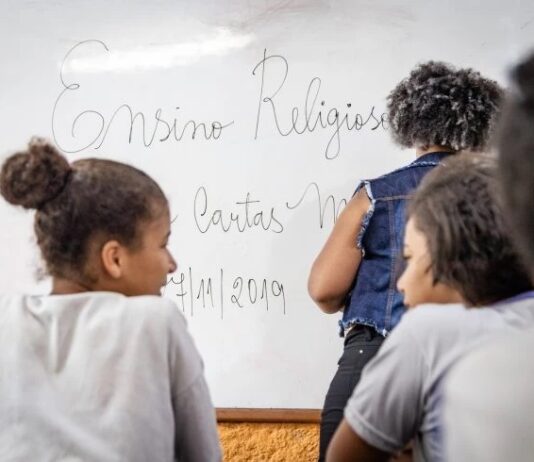Pai é condenado por acusar professora de doutrinação religiosa em sala de aula