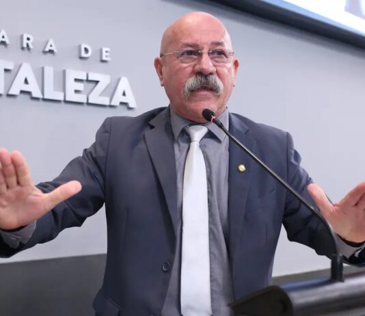 Vereador Inspetor Alberto é condenado por crime de calúnia após acusar Camilo Santana de corrupção.