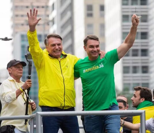 Jair Bolsonaro mostra apoio a Flavio Bolsonaro “Segue firme, filho”.