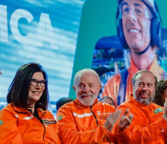 Medida eleitoreira: Governo Lula publica decreto com subsídio de R$ 0,44 na gasolina
