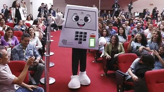 Com crescente desconfiança, TSE lança mascote da urna eletrônica “sem gênero”