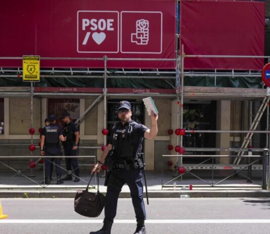 Operação policial na sede do Partido Socialista aumenta pressão sobre premiê da Espanha