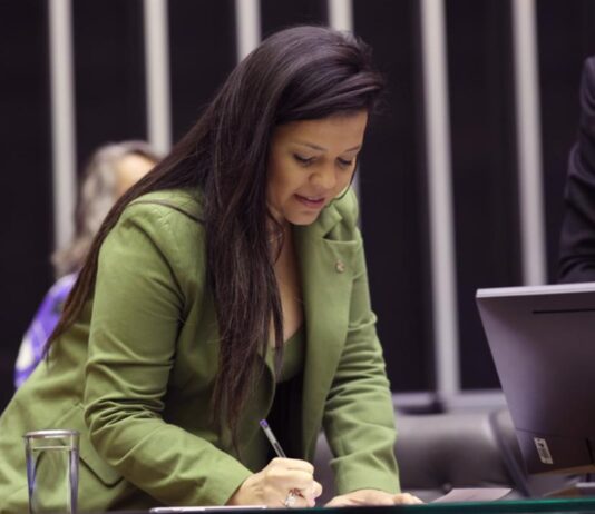 Recontagem de votos do TSE dá mandato de deputada federal a Priscila Costa