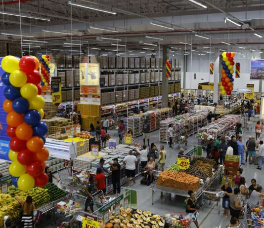 Supermercados citam falta de mão de obra diante de debate sobre fim da 6×1