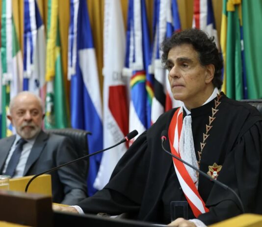 Presidente do Tribunal Superior do Trabalho diz ser “vermelho” e critica “azuis”