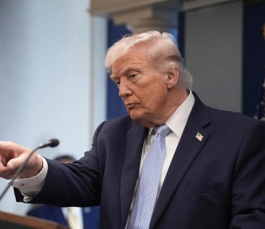 Governo Trump abre investigação contra faculdade feminina por aceitar estudantes trans
