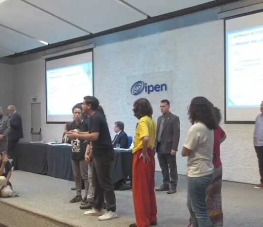 Estudantes em greve tumultuam e impedem reunião do Conselho da USP