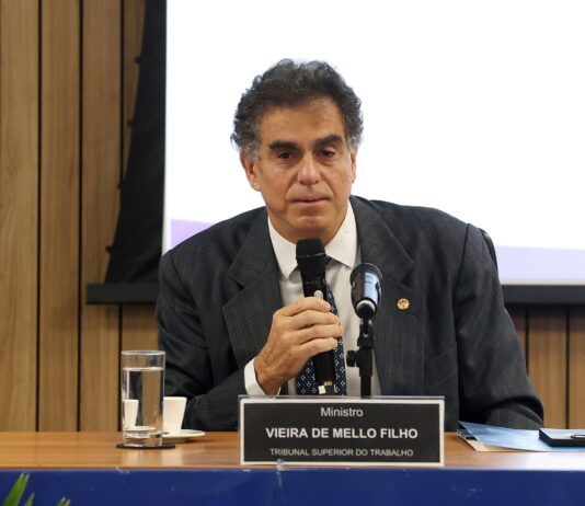 Presidente do TST que diz que é vermelho e outros 21 dos 25 ministros da Corte receberam mais de R$ 100 mil em março.
