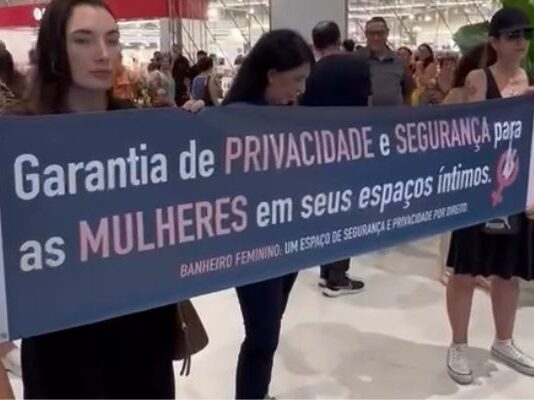 Mulheres protestam contra trans em banheiro de shopping no Rio