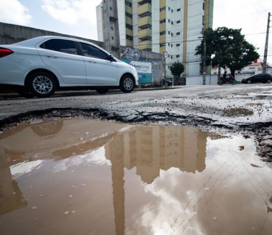 Após meses de reclamação da população com buracos em Fortaleza, prefeito Evandro Leitão (PT) reconhece o problema.