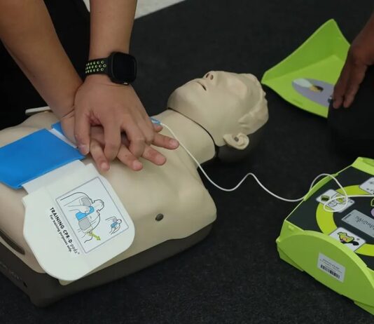 Após mortes súbitas em academias, entidades recomendam desfibriladores