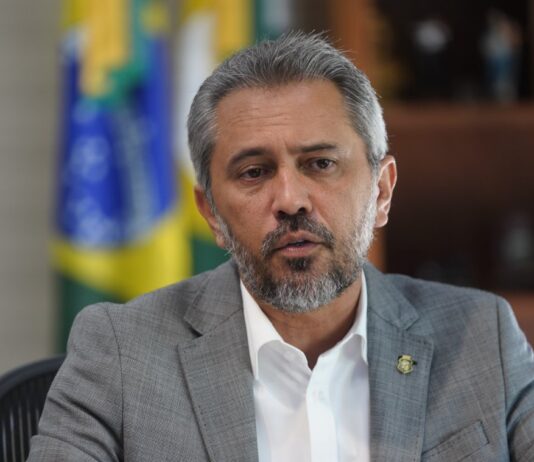 Medo de combater? Elmano diz que tratar facções como terroristas impediria polícia Civil de investigar