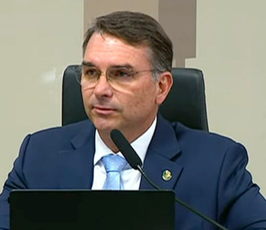 Flávio Bolsonaro reforça desejo de reduzir maioridade penal no Brasil.