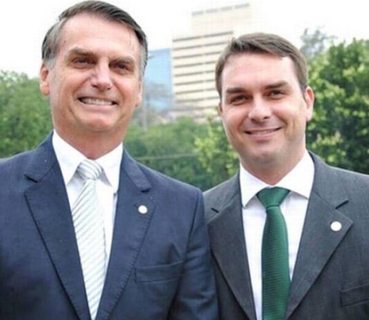 Moraes pede parecer da PGR para incluir Flávio e Jair Bolsonaro em investigação