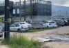 Moradores denunciam esgoto a céu aberto e alagamentos há mais de 20 anos em rua de Fortaleza ao lado de delegacia.