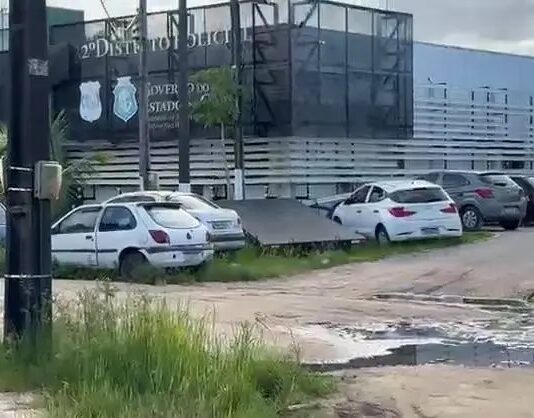 Moradores denunciam esgoto a céu aberto e alagamentos há mais de 20 anos em rua de Fortaleza ao lado de delegacia.