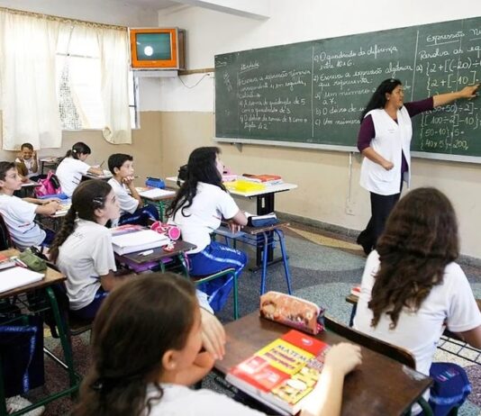 Mais da metade dos cursos EaD que formam professores no Brasil tem conceito 1 ou 2