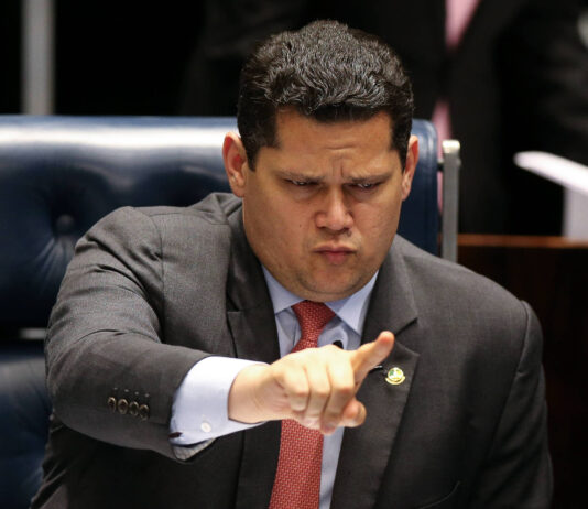 Para Alcolumbre, texto que o liga a Vorcaro é “ataque ao Senado”