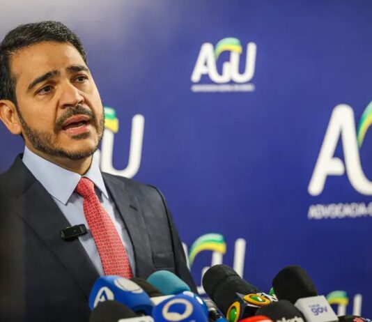 Projeto que fortalece Jorge Messias avança após derrota no senado