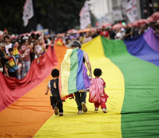 Projetos de lei na Câmara tentam impedir crianças em paradas LGBT