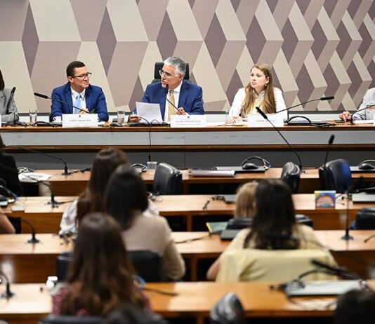 Em audiência pública realizada pelo senador Eduardo Girão, pais defendem lei que regula o ensino domiciliar