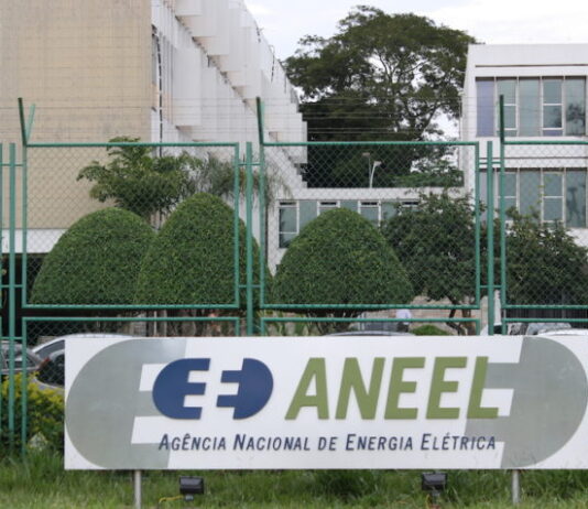 Aneel aprova reajuste, e conta de luz terá alta média de 1,1%.